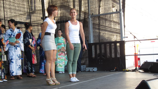 Schließlich wurden Moderatorin Astrid Nowak und Organisatorin Christina Ehrengruber ausgewählt, auf offener Bühne in japanische Tracht gehüllt zu werden.