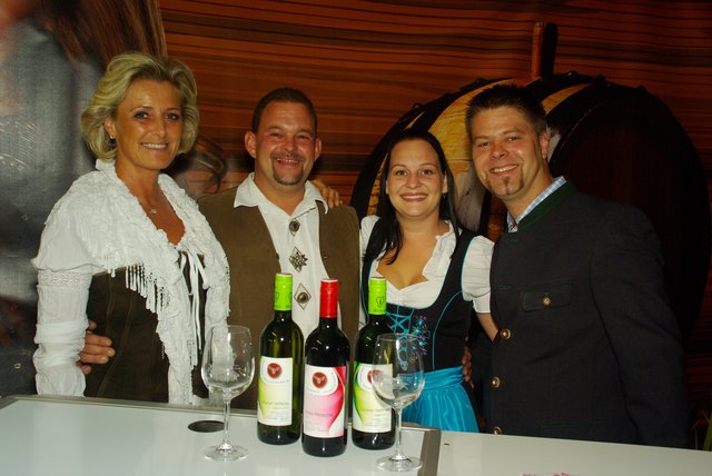 ©informativ.cc: Das Team des Weinbauvereins Brunn lieferte unlängst den Pfeaschawein auf die Brunner Wiesn. v.li.n.re. Monika Arja, WBV-Obmann Andreas Wieninger, Birgit Wieninger und Brunner Wiesn-Veranstalter Markus Pallanits.