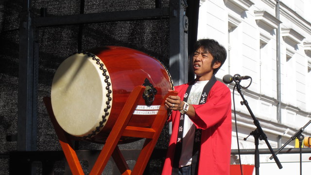 ... wurde bei ihrer Bühnenshow diesmal durch einen Taiko-Trommler unterstützt.
