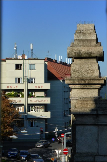 Von der Brücke aus zu sehen: ein weiterer, unter Denkmalschutz stehender Gemeindebau aus der Zwischenkriegszeit