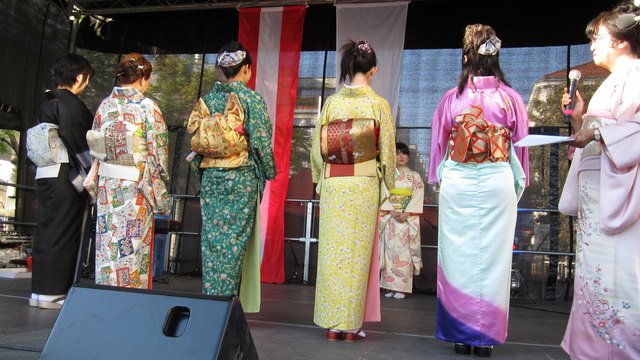 Auch hier stellen wieder die kunstvoll gebundenen Obi einen besonderen Glanzpunkt dar.