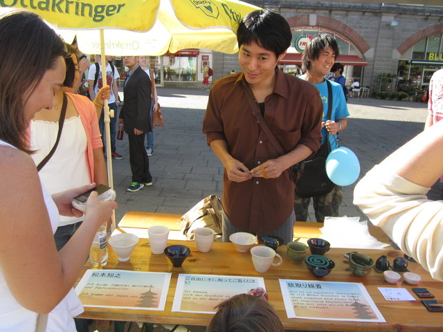 Tomoyuki Matsumoto stellte japanische Töpferkunst vor, etwa sogenannte Katorisenko, mit welchen mittels eingelegter Räucherstäbchen lästige Mücken vertrieben werden.