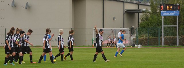 Der Freudenzug des FC Feldkirchen/SV Magdalensberg, angeführt von Jasmina Skalic, die den 3:1-Endstand fixierte