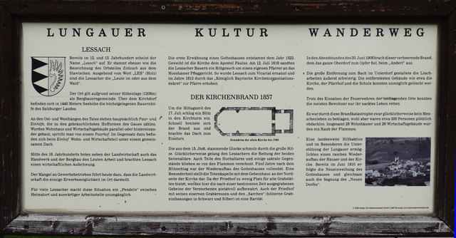 Schautafel zur Information über Lessach, die Kirche und Geschichte