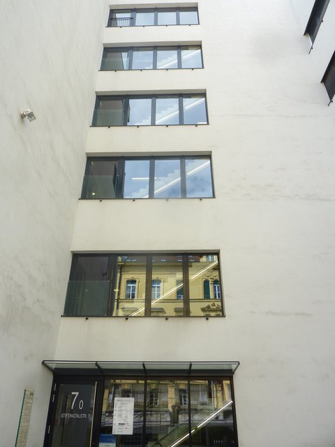 Das Stiegenhaus des Gebäudes Stiftingtalstraße 7, wo anscheinend auf den Lichtschalter vergessen wurde...
