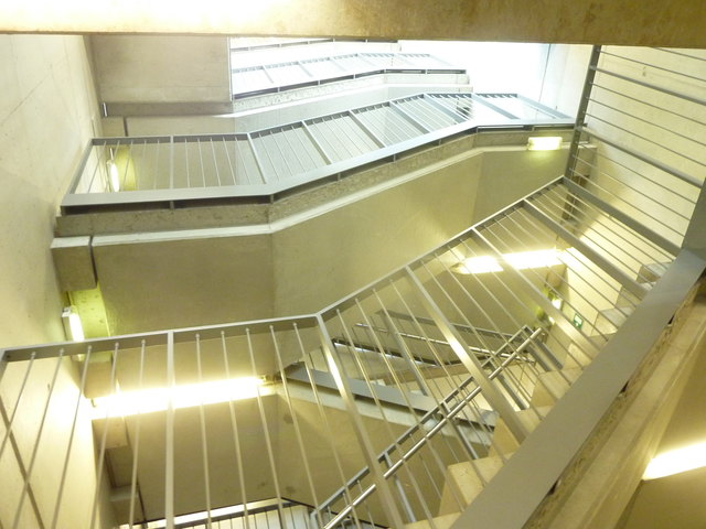 Das Stiegenhaus des Gebäudes Stiftingtalstraße 3, wo anscheinend auf den Lichtschalter vergessen wurde...