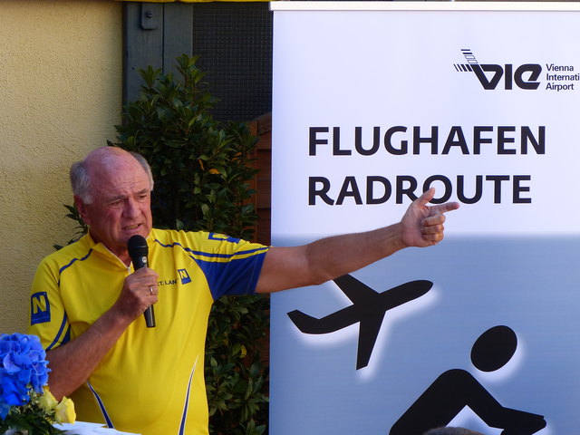 LH Erwin Pröll zeigte sich sportlich und radelte vom Flughafen nach Fischamend.