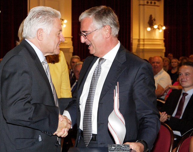 Landeshauptmann Josef Pühringer gatuliert den Auslandsösterreicher des Jahres Paul Achleitner. | Foto: Land OÖ/Kraml