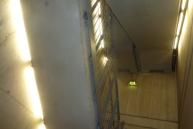 Das Stiegenhaus des Gebäudes Stiftingtalstraße 5, wo anscheinend auf den Lichtschalter vergessen wurde...