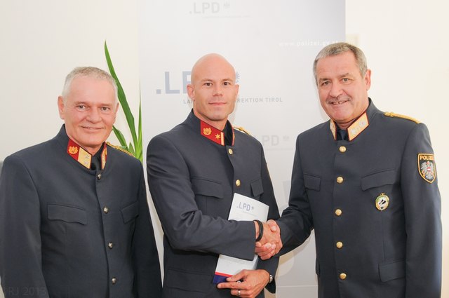 Gratulierten: Bezirkspolizeikommandant Obstlt Werner Hauser, Lt Stefan Maresch B.A. und Landespolizeidirektor Stv. GenMjr Norbert Zobl (v. l.). | Foto: Polizei