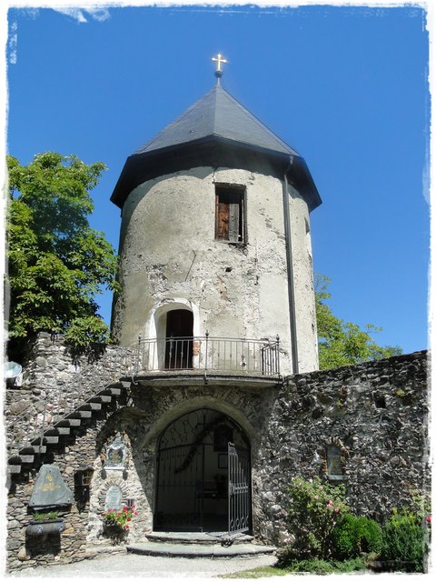 ehemaliger Wehrturm, Karner und heute ein Künstleratelier
