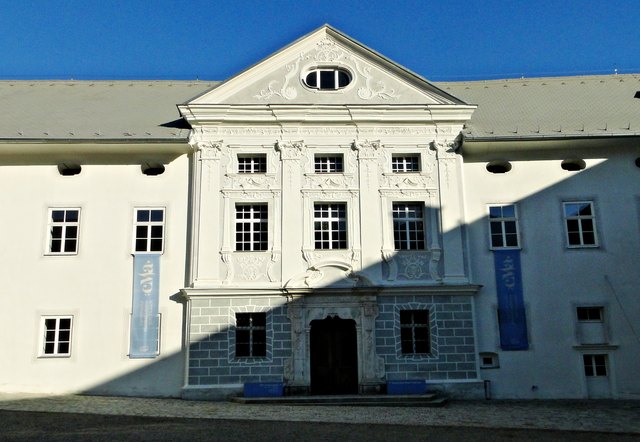 Mittelrisalit mit einem Sockelgeschoß