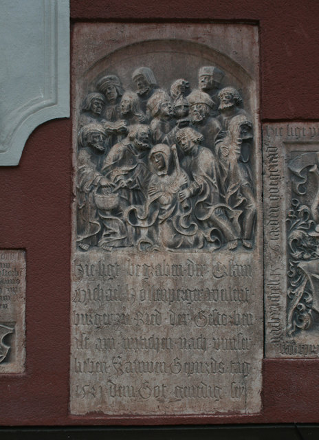 Die Grabsteine aus Mamor erinnern an Priester, Beamte und bürgerliche Familien.
