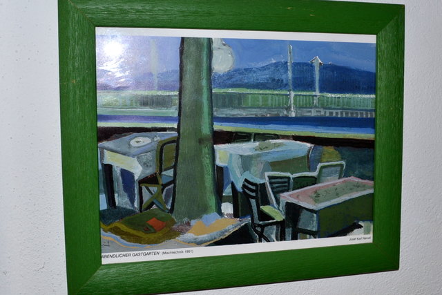 "Abendlicher Gastgarten" von Josef Karl Nerud. Das Bild aus dem Jahr 1951 ist eine typische Arbeit des deutschen Malers der Moderne.