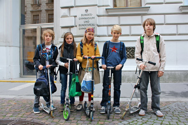 Fünf von über 100 Schülern, die einen Scooterparkplatz brauchen (v.li.n.re.): Yanneck, Arlene, Mila, Jakob und Michael