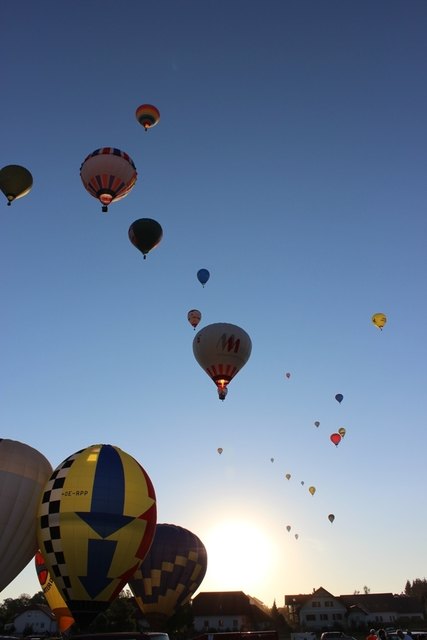 Ein wunderschöner Anblick sind die Ballone über Waidhofen immer wieder. Jedoch wird die Freude an dem Spektakel von einem Unbekannten zunichte gemacht. | Foto: Foto: Kellner