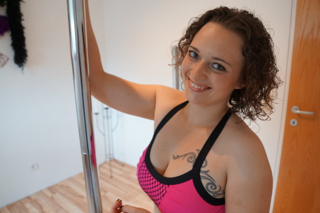 Abschalten vom Joballtag: Sonja turnt daheim an der Stange.