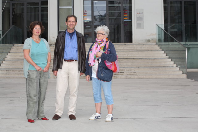 Anrainerin Helene Krinzinger (r.) mit Blau und Hirschenhauser vor der Aula der Wissenschaften.