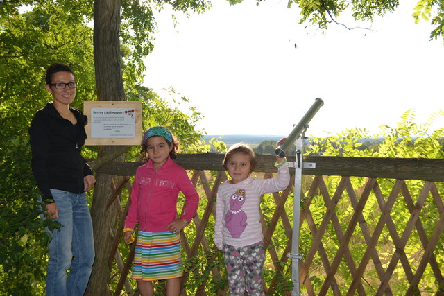 Bettys Lieblingsplatz: Maria, Anna und Bernadette Böhm-Antony (v. re.) präsentieren den neuen Aussichtspunkt. | Foto: Elisabeth Koci