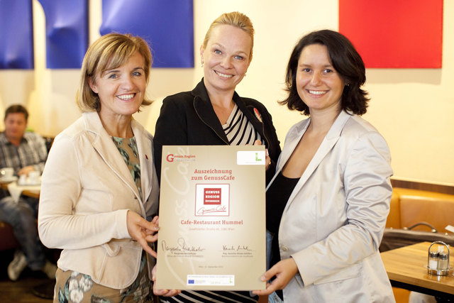 M. Reichsthaler (l.) von "Genuss Region Österreich" mit Bezirkschefin Mickel (r.) und Café-Inhaberin C. Hummel. | Foto: Genuss Region Österreich