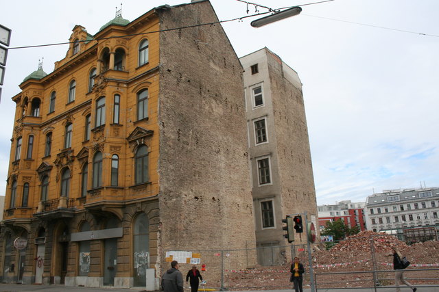 In diesem Haus wohnt nur mehr Familie G. Das alte Komet-Haus daneben wurde bereits im Mai abgerissen.