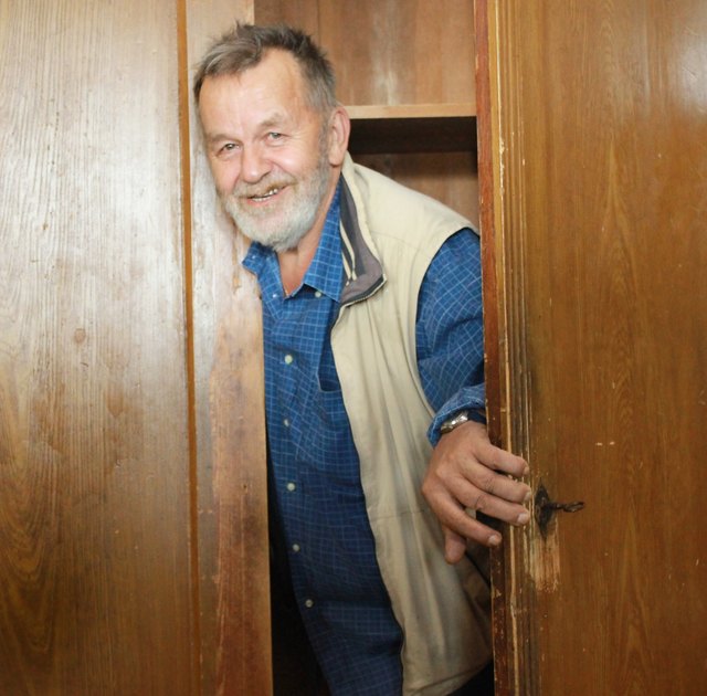 Dieter Groicher verkauft alles – von riesigen Kästen bis zu Büchern, Puppen und Postern – für einen guten Zweck.