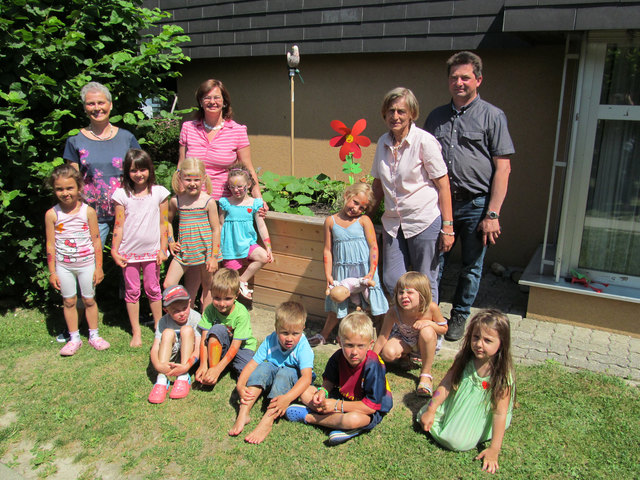 (v.l.) Arbeitskreisleiterin Petra Stelzer, Renate Bögl-Gruber, Kindergartenleiterin Johanna Pointecker und Bürgermeister Johann Augustin mit den Kindergartenkindern. | Foto: privat