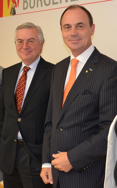 Doppik-Projekt startet: Univ. Prof. Dr. Romuald Bertl und LHStv. Franz Steindl | Foto: Privat