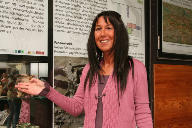 Museumsleiterin Sylvia Mader hofft, dass die Vitrine das Interesse für die Vergangenheit von Hall weckt.