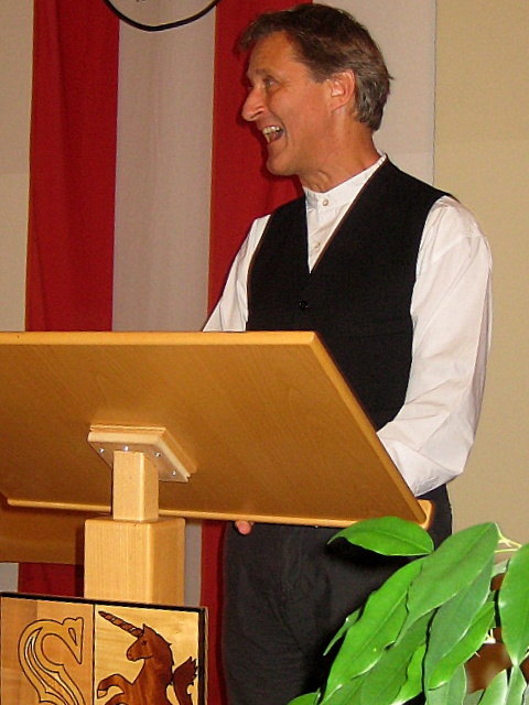 Hr. Indentant Hartberger unterhält das Publikum