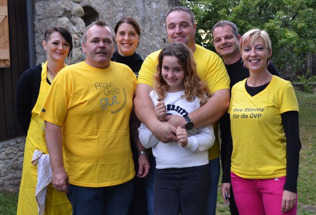 Thomas Schwartz (2.v.l.) und seine Helfer freuten sich über regen Zuspruch.