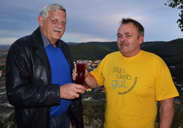 Hainburgs Bürgermeister Karl Kindl (li) und GR Obmann Thomas Schwartz stießen auf eine erfolgreiche Veranstaltung an.