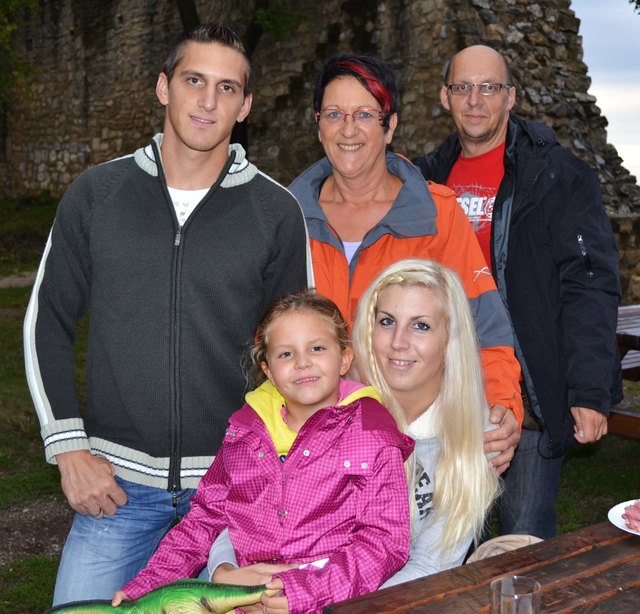 Stehend v.l.n.r.: Markus Wenhardt, Sissi und Mario Simeth; sitzend: Emily (li) und Evelin Wenhardt.