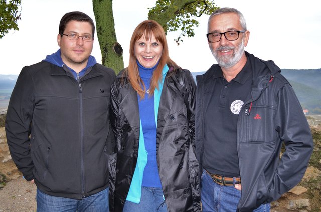 Mario Simoncsics (li), GR Anne-Marie Kubitschek und Friedrich Karches von der Arbeitsgruppe Schlossberg.