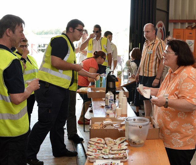 die Kameradinnen und Kameraden aus Perchtoldsdorf sorgten für Getränke, Kaffee, Kuchen und leckere Aufstrichbrote