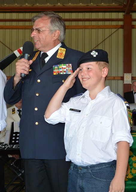 Präsident Wolfgang Steinhardt ehrt Juniormitglied Lukas Valenta für seine bereits mehrmalige Mitarbeit bei den Flugtagen