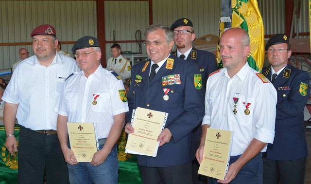 HBO Sascha Valenta ehrt Manfred Winter, Wolfgang Steinhardt und Werner Winkelhofer (vlnr) für ihr großes Soziales Engagement und ihre Verdienste um den ÖKB mit der Verdienstmedaille des Bundesverbandes in Gold