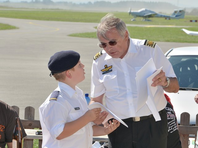 Präsident Wolfgang Steinhardt bei der Einweisung eines der jüngsten Mitarbeiter