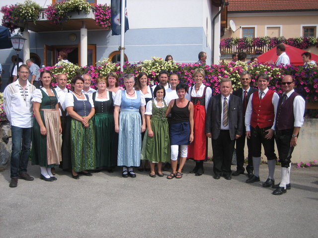 v.l.: Ferdinand Smetana (Moderation), Sabine Weber (VTG Kottes), Roman Rameder, Petra Grafeneder (beide VTG Bad Traunstein), Franz und Waltraude Mayer („Waldviertler Altspatzen“), Karin Giessriegl (VTG Purk), Christine Glaßner (Singkreis Kottes), Alexandra Vogl (purklang), Sandra Schmidt, Christian Gerstbauer und Markus Altmann („So oder So“), Wirtin und Organisatorin Monika Reischer, Nationalratskandidatin Martina Diesner-Wais, Landtagsabgeordneter Franz Mold, Bürgermeister Ing. Wolfgang Vogl, Thomas Mader | Foto: privat