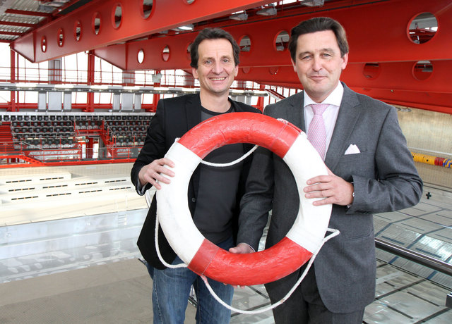 Sportstadtrat Christian Oxonitsch mit Wien-Holding-Geschäftsführer Peter Hanke (l.) im Stadthallenbad. | Foto: Kelety