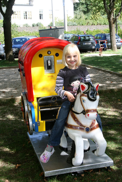 Claudia hat viel Spass am Spielplarz!