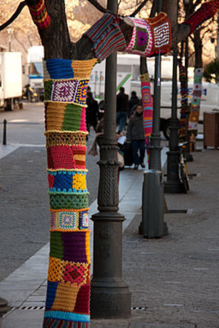 Guerilla Knitting im FamilienZentrum Gross und Klein | Foto: WikiMedia Commons/Alvaro León