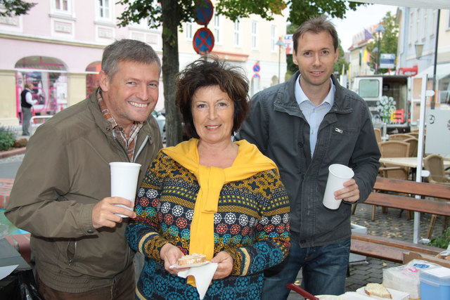 Robert Soder, Margit Adam und Werner Fischer (v.l.) sorgten hinter der Bar für einen reibungslosen Ablauf. | Foto: Privat