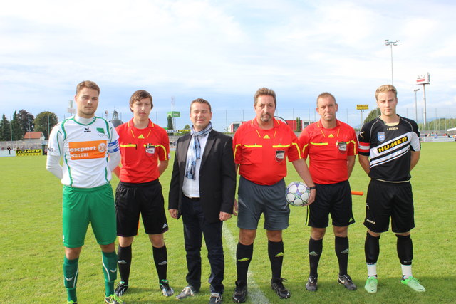 Stadtrat Christian Partoll (3. von links) spendete den Matchball für das Ansfeldner Stadtderby. | Foto: Foto: privat
