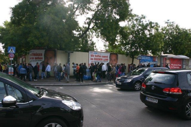 Der Flohmarkt zieht noch immer die Massen an.
