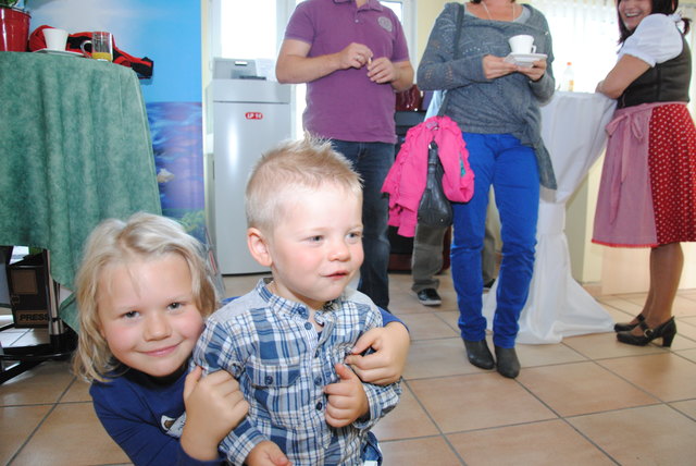 Leah und Finn fanden an den vielen Holz- und Pelletsöfen Gefallen. | Foto: Prinz