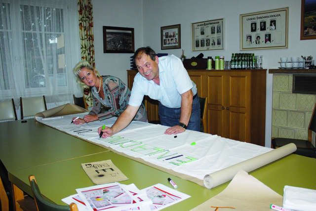 Malen ein Einladungsplakat für das Projektcafé: Sabine Büttner und Bürgermeister Horst Patsch. | Foto: Gemeinde