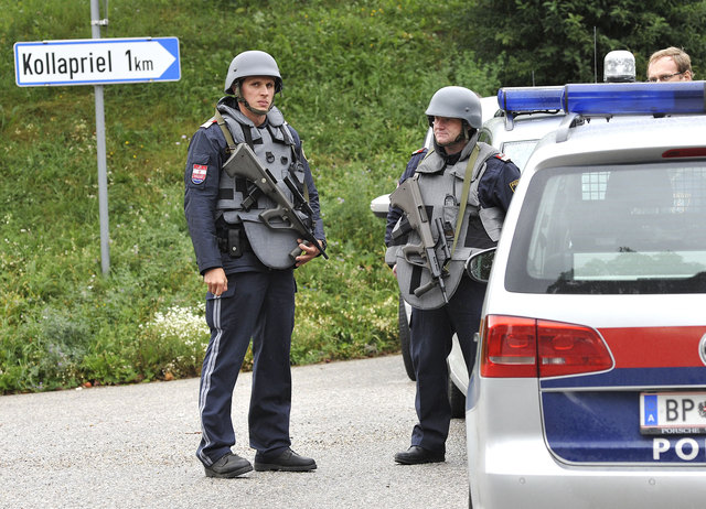 Eine Hundertschaft an Einsatzkräften bewegt sich schwer bewaffnet durch die kleine Ortschaft. | Foto: Paul Plutsch