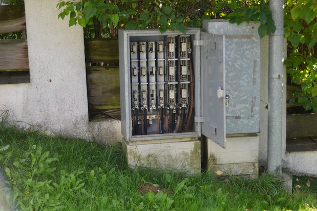 Am späten Nachmittag legte die EVN die Stromzufuhr zum Haus des Verdächtigen lahm. | Foto: Boc News / Oliver Babos
