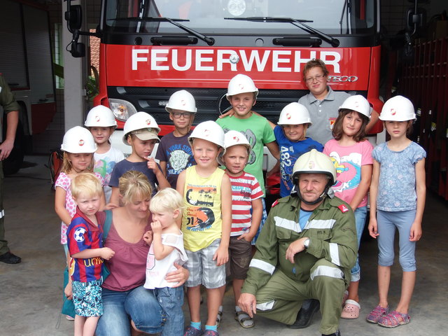 Der Ferienpass führte die Brunnenthaler Kinder auch zur Freiwilligen Feuerwehr. | Foto: Gemeinde Brunnenthal